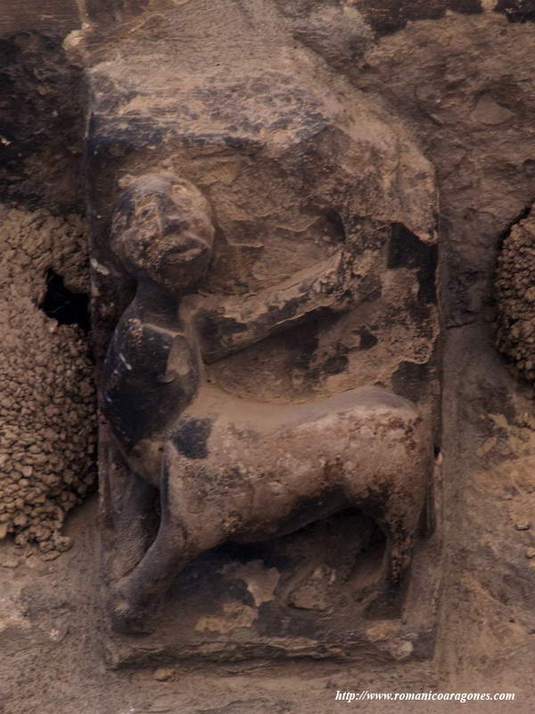 CANECILLO MURO NORTE: CENTAURO